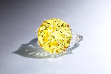 Рідкісний жовтий діамант на 15 каратів продають за $1,2 млн
