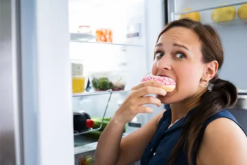 Нове дослідження показує, що самотність викликає у жінок тягу до цукру